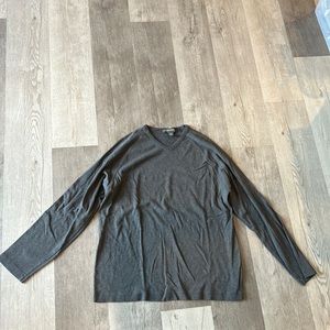 Banana Republic Men’s Grey V Neck XL - B10